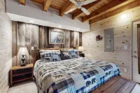 Lovely riverfront cabin in secluded setting w/ private hot tub, deck, & firepit فنادق في Fannin County