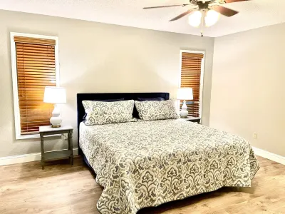 New! Minutes from TTU, LCU, medical district, & golf Các khách sạn gần Thunderzone Family Fun