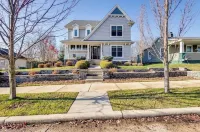 Spacious 5-bedroom house with hot tub and theatre room in charming South Bend