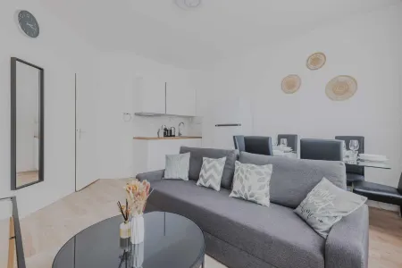 Modern Apartment - 2Br-6P- Levallois-Perret Отели в г. Клиши-ла-Гаренн