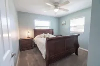 Space Coast Retreat: Large Fenced Yard, Pool Table, MRS. Pac Man + Massage Chair