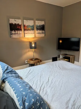 Modern 1920's Bungalow ~ 5 Minutes from Lambeau Field Отели в г. Аллоез