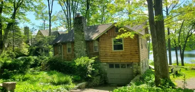 Charming 2-bedroom cabin with a stunning view Hotel dekat Mountain Creek