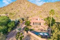 Exquisite Oasis with Expansive Pool - Stunning Luxury Retreat