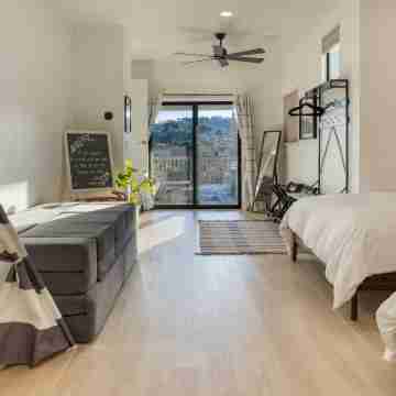 Stylish Outdoor Oasis with Firepit and BBQ - Modern Wine Country Retreat Rooms