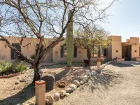 *NEW* Beautiful Private Desert Retreat! Gorgeous! Hot Tub and Pool! Hotels in Tanque Verde