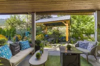 Rayleigh River Retreat - Garden Oasis - Mountain View