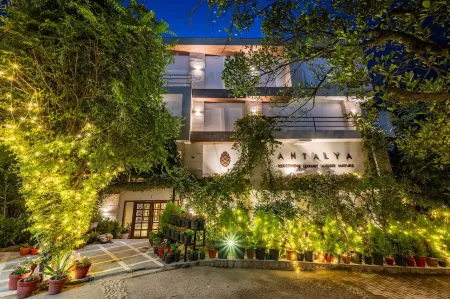 Antalya by Divine Ganga Cottage Отели рядом с достопримечательностью «Lakshman Jhula»