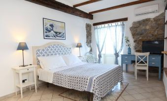 Room in Guest Room - Central Room with Balcony and Amazing Sea View