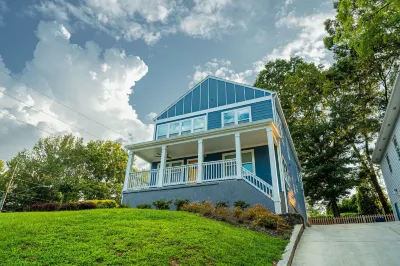 Twin Homes - 8 Bedroom Retreat in Central ATL Hotels near CreekStone Academy 2465 Memorial Dr SE Atlanta GA 30317