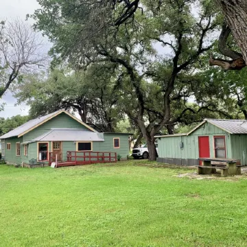 Cozy 2 BR Cottage with Inviting Sunroom, Spacious Yard and Ultimate Comfort