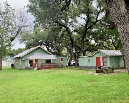 Cozy 2 BR Cottage with Inviting Sunroom, Spacious Yard and Ultimate Comfort Hoteles en Kyle