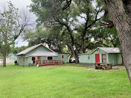 Cozy 2 BR Cottage with Inviting Sunroom, Spacious Yard and Ultimate Comfort