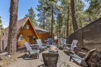 Spacious A-Frame Pines Cabin 12 Beds Loft Game Room Hôtels à : Mountainaire
