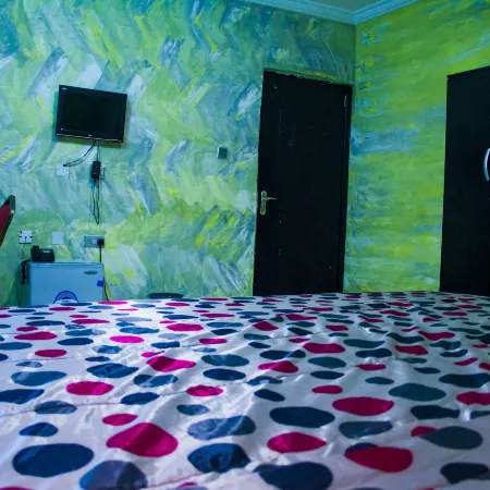 Glass House Suites Annex