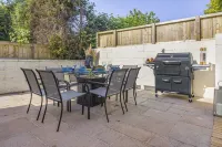 Luxury Coach House Sleeps 12 Five Bedrooms Hotels in 