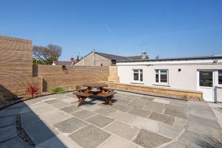 The Anchor Apartments Отели рядом с достопримечательностью «Даунпатрик энд Вниз Рейлуэй»