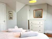 Arden Villa, Sleeps 8, Moments from the Golden Sandy Beach of Ryde
