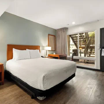 Vagabond Inn Glendale Hotels near Griffith Observatory