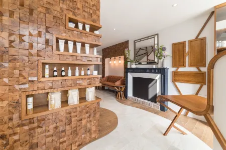 Logis Hostellerie des Clos et Restaurant Bistrot des Grands Crus Отели в г. Шабли