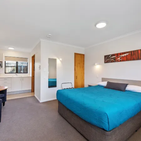 Knightsbridge Court Motor Lodge