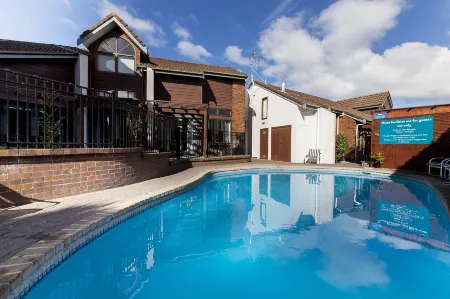 Cascades Lakefront Motel