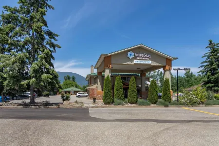 SureStay Plus Hotel by Best Western Salmon Arm Отели рядом с достопримечательностью «Salmon Arm Wharf»