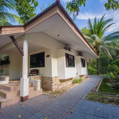 Pakmeng Resort Hotels near Had Pak Meng