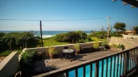 4 Dolphin Views la Mercy Luxury Beachfront Apartment with Private Swimming Pool Hôtels à : Umdloti