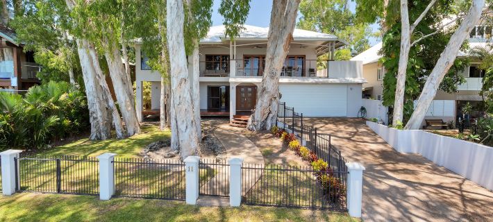 Seascape Luxury Beachfront House Hotels in Palm Cove