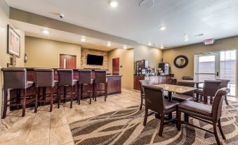 Cobblestone Hotel & Suites - Hutchinson