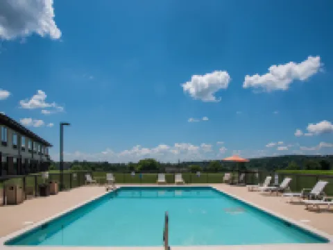 Round Hill Inn Hotels in Orange