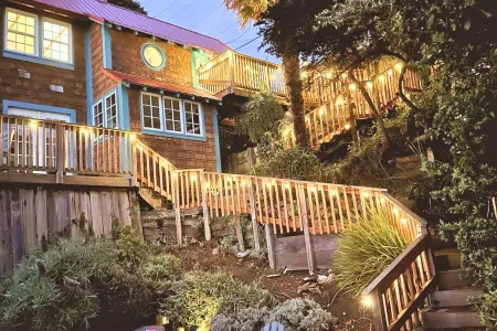 Spring Lily! Amazing View! Hot Tub! Serene house & WiFi in beautiful Bodega Bay