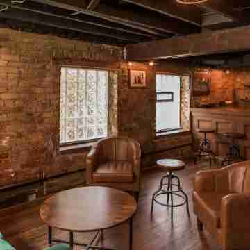 The Speakeasy--Walk to OTR, Basement Bar, Cozy Stay Others