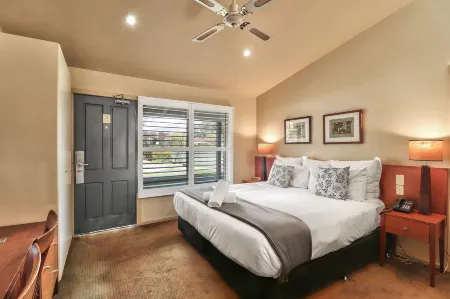 Alzburg Resort Отели в г. Гоуз Бэй