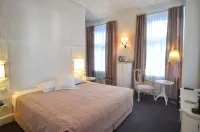 Kar's Hotel