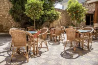 Dar Camelia Hoteles cerca de Sour Beach
