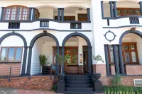 Saint James on Venice Hotels in Berea