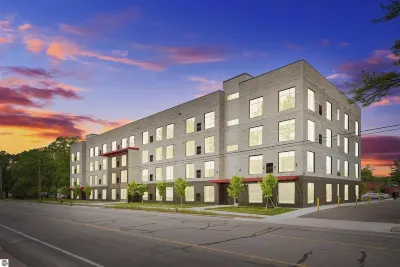 Up North Urban Retreat with Rooftop Hot Tubs Hotels in 