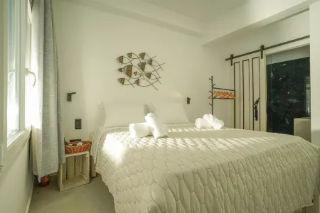 Seabed Suites Mykonos Отели рядом с достопримечательностью «Православная церковь Парапортиани»