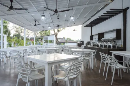 White Wood Resort by Stone Wood Hotels Отели в г. Морджим