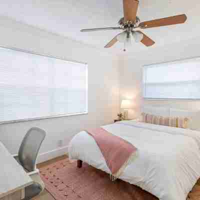 The Yellow Submarine @Sailboat Bend Rooms