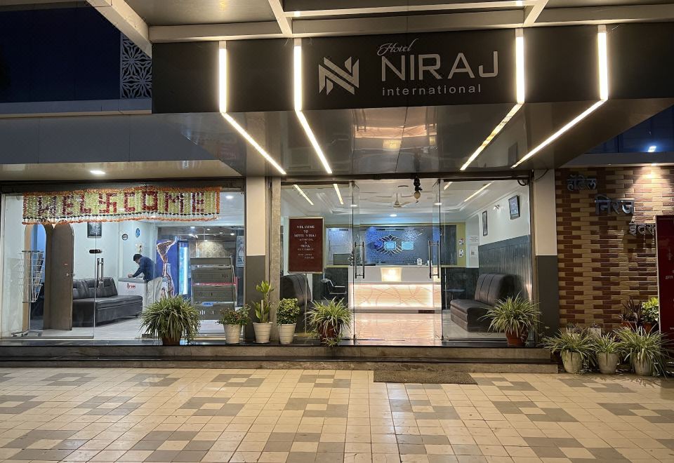 Hotel Niraj International - Housity