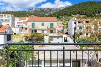 Stone house Dragan in the very center, with pool table, two balconies and the sea view Hotels in Gornji Humac