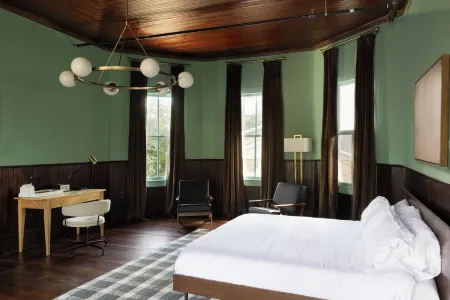 Hotel Klaus Отели рядом с достопримечательностью «Публичная библиотека Опелусас»