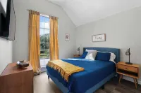 บ้านแสงส่องสว่างพร้อมสระว่ายน้ำและอ่างน้ำร้อน ห้องเกม