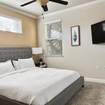 Relaxing 2-Br Apt with Pool, Hot Tub & Gym