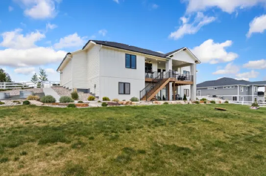Bridle Ridge Retreat Modern Comfort, Open Views