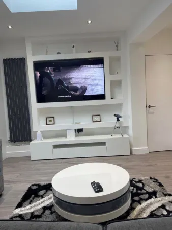 Uppamosluxurious London House With 4 Bedrooms Отели в г. Рейнхем