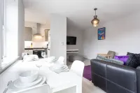 Lovely One-bedroom Serviced Apartment in Eccles